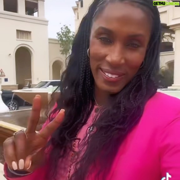 Lisa Leslie Instagram - My new favorite place in the world! If you haven’t yet, @visitabudhabi and you won’t be disappointed at all!! I’m so proud to represent the @wnba and @nbaarabic I’m honored🙏🏾🙏🏾🙏🏾🙏🏾 #blessed