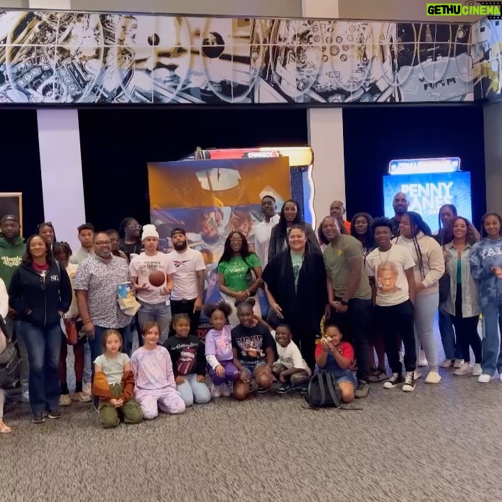 Lisa Leslie Instagram - So much fun getting family and friends together to preview @dungeonsanddragonsmovie And believe me it was funny and exciting. You really do not have to know anything about Dungeons and Dragons to enjoy it๐ฟ๐ฟ๐ฟ๐ฟ๐ฟ#paramountinvite In theaters nationwide March 31st