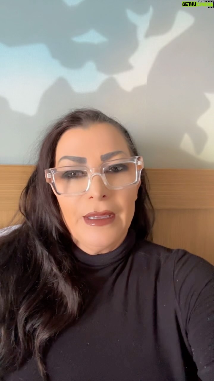 Lisa Marie Varon Instagram - Tonight 6pm est tune in to @whatnot and follow me REALLISAMARIE for my live auction from Philly! Woohoo!
