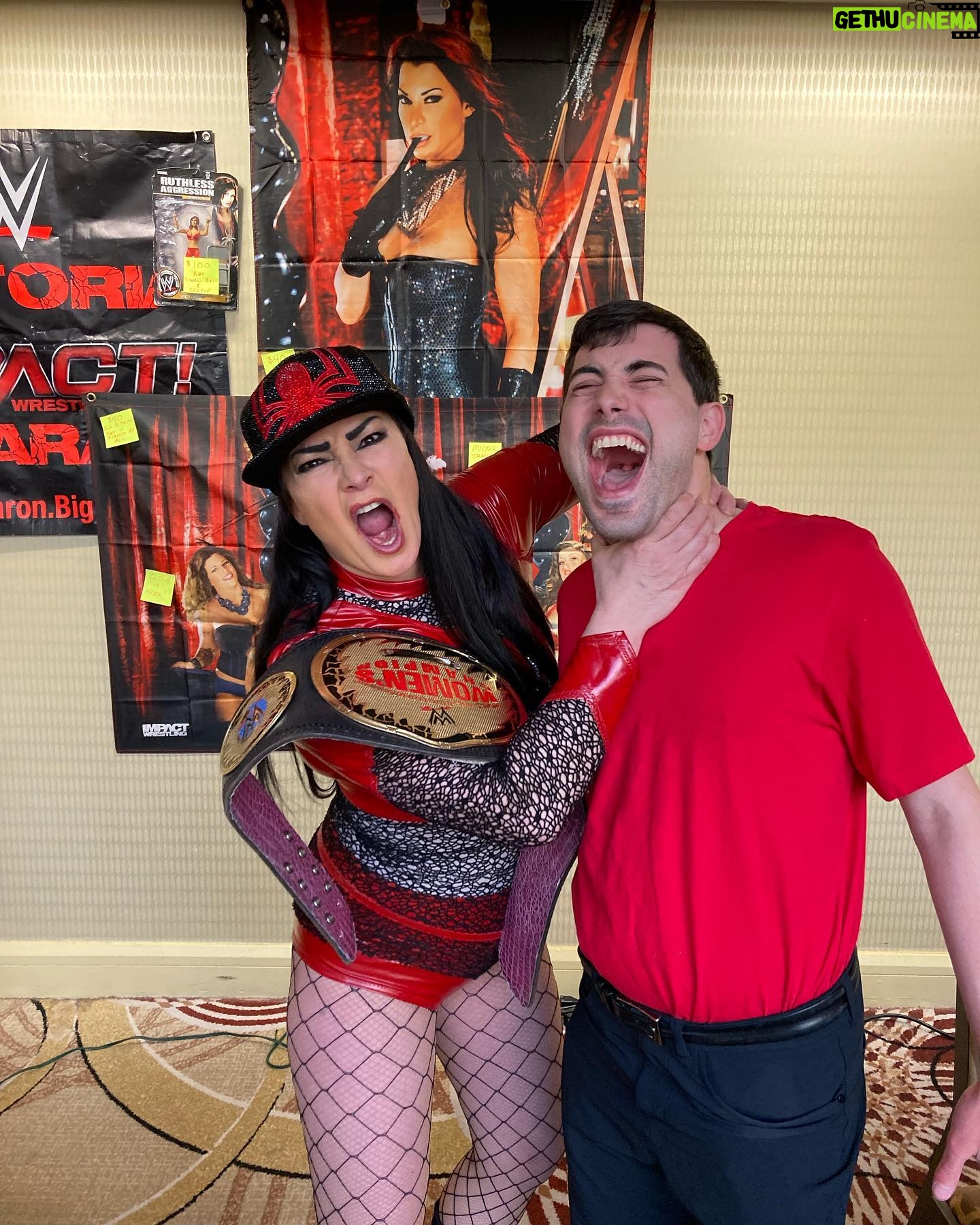 Lisa Marie Varon Instagram - It’s Throwback Thursday! Still can’t get over the feeling of meeting so many people at @officialwrestlecon. More appearances to come! @reallisamarie #ThrowbackThursday