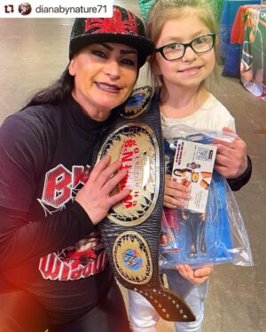 Lisa Marie Varon Instagram - Her name is Lita. Named after @machetegirl . My favorite too! Love you @dianabynature71 ! Photo from @syracusecollectorscon
