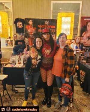 Lisa Marie Varon Instagram - I love you Sadie! #Repost @sadiehawkinsday with @use.repost
・・・
We were so happy to see Lisa again this year! Everytime we see her she’s always fun and she takes the time to chat and catch up with us. She has a heart of gold! I’m telling you if you have the chance to meet her you should. She’s the most down to earth person.

Thank you for everything! We appreciate & Love you! 

#GAW #widowspeakfreak4life #squaredcircleexpo #daymade❤ ️