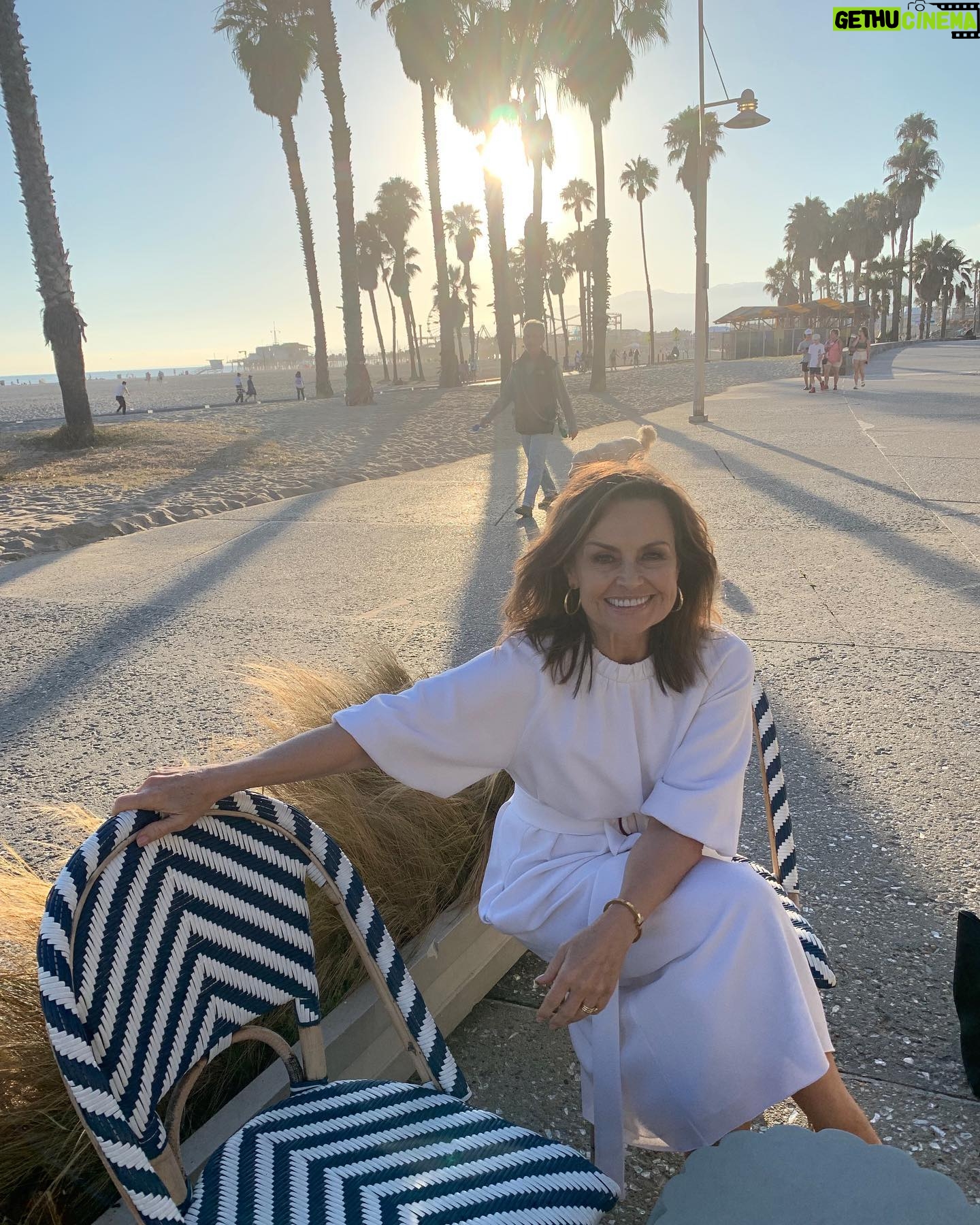 Lisa Wilkinson Instagram - Great to be back at the Sunday Project desk tonight after a few weeks on the road in the US gathering a whole bunch of stories for the show. Hope you can join us.x 6.30pm tonight on @channel10au @theprojecttv