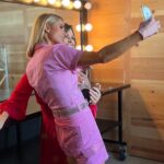 Lisa Wilkinson Instagram - If you go to LA to interview Paris Hilton, and you don’t get a selfie, have you even interviewed Paris at all?? Tonight on the SUNDAY Project, a very different side to the Paris you thought you knew… 6.30pm on @channel10au @parishilton @theprojecttv #parishilton