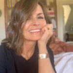 Lisa Wilkinson Instagram - Shiny new hair for @theprojecttv desk tonight. Love your work @mwassefhairdressing 🥰🥰🥰