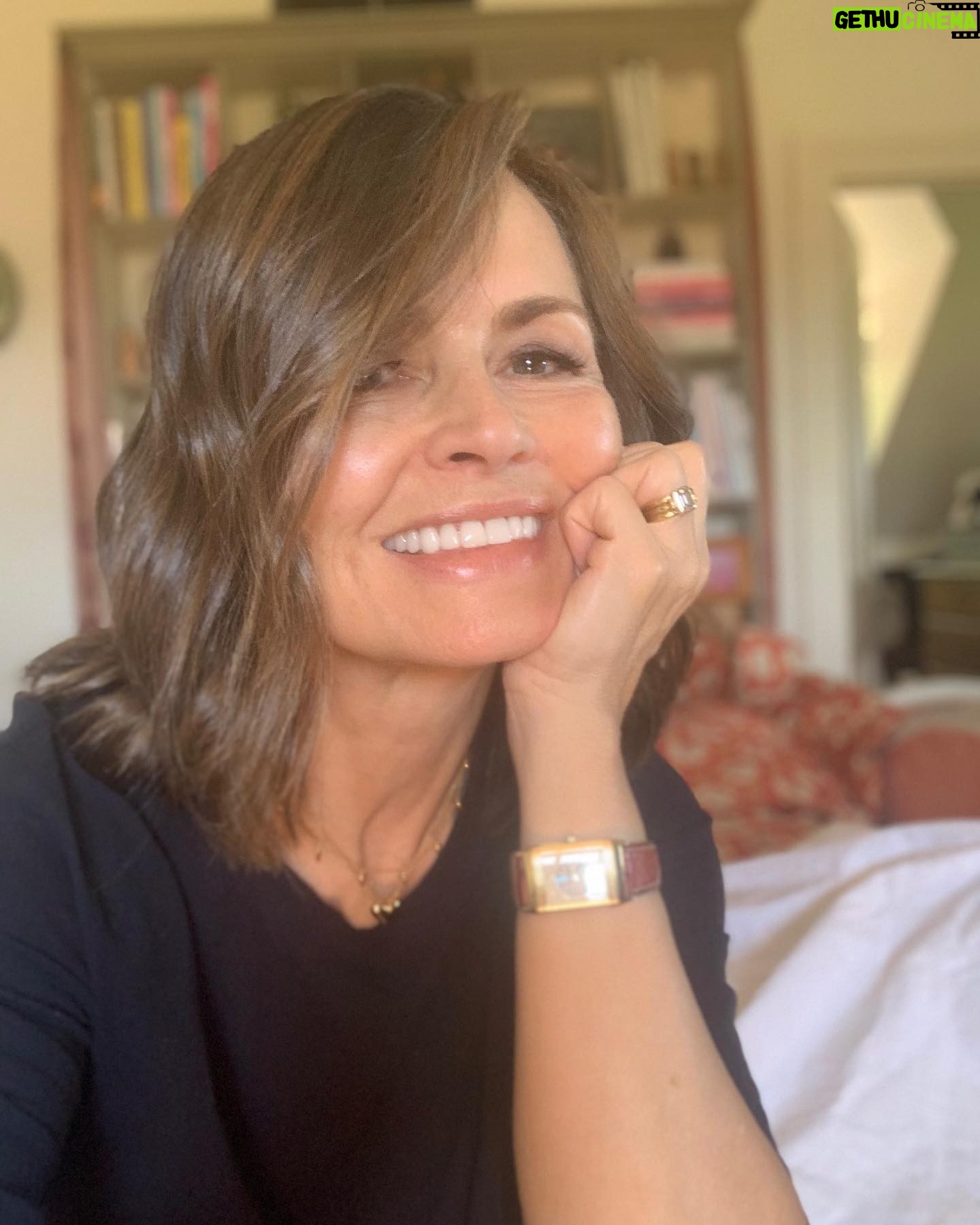 Lisa Wilkinson Instagram - Shiny new hair for @theprojecttv desk tonight. Love your work @mwassefhairdressing 🥰🥰🥰