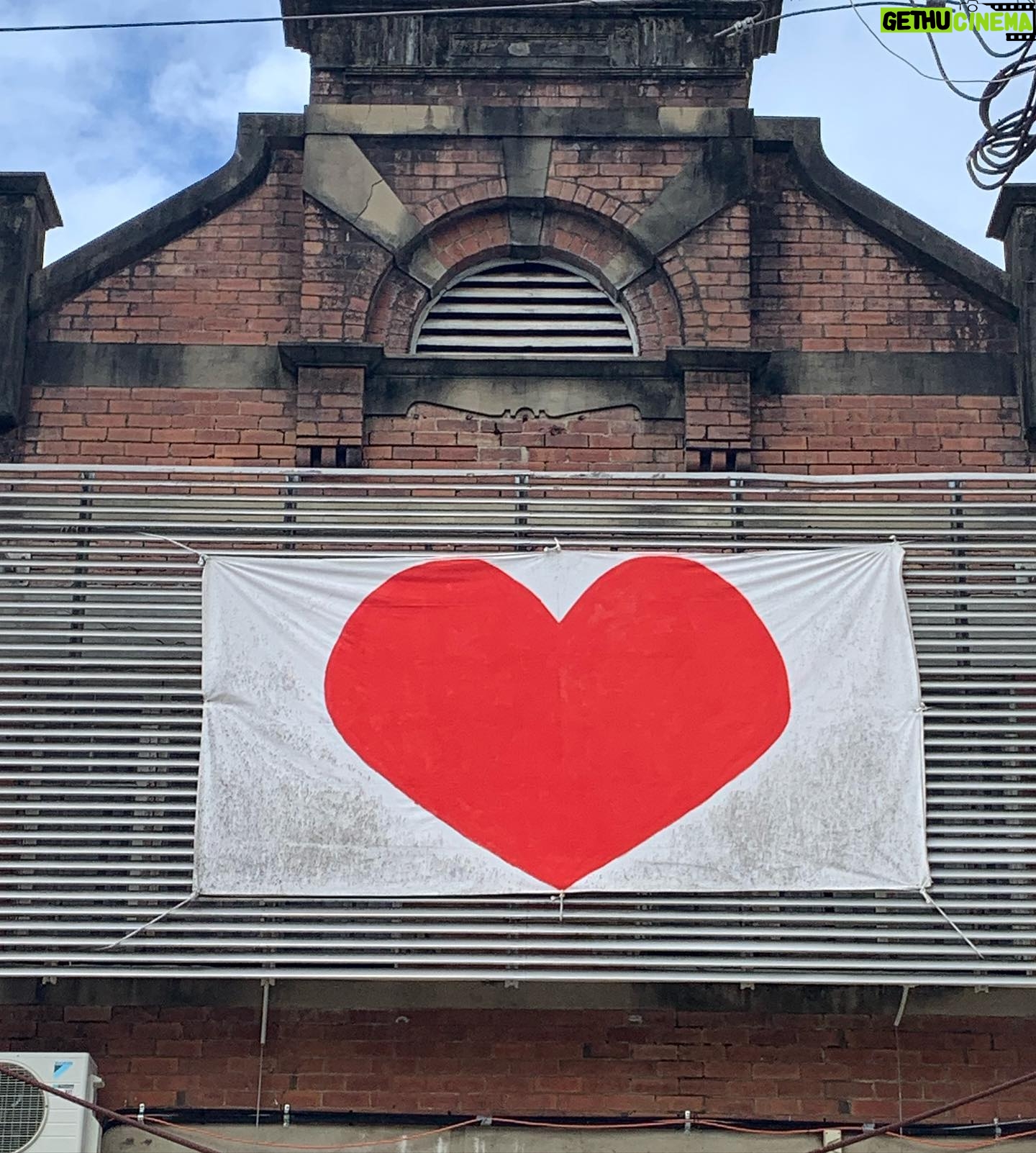 Lisa Wilkinson Instagram - Hearts are everywhere in beautiful Lismore…a reminder that long after the flood waters and headlines are gone, this wonderful community is fighting on. But the reality of what is going on for locals right now is heartbreaking. Tonight on SUNDAY @theprojecttv we meet some of those who have returned to their homes, their determination to take back their city, and the kindnesses that are keeping them going… #lismore