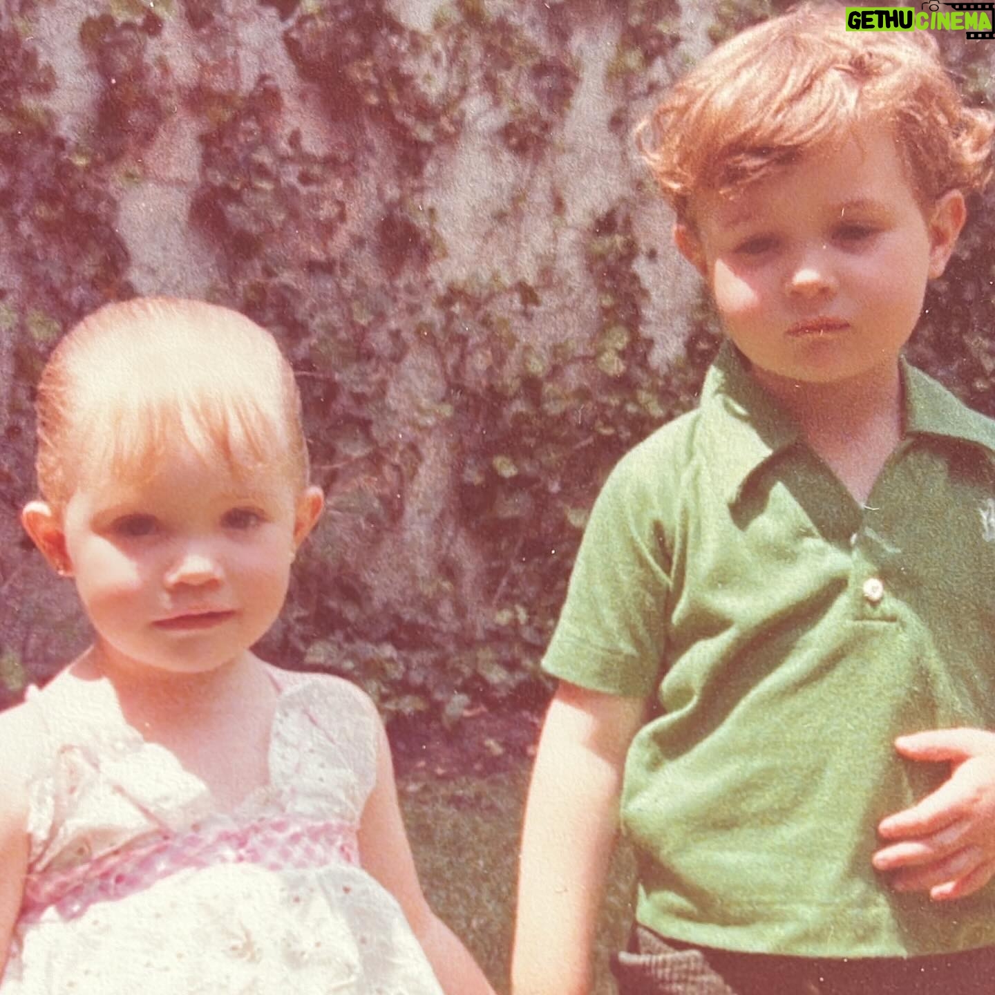 Lisette Morelos - 1.1K Likes - Con el mejor hermano del planeta…. @nosferatrom 😍
Feliz día del niño! #diadelniño