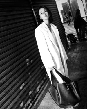 Liu Yase Instagram - 女人的包裡总是裝滿了女人的故事.🖤✨💣
@ysl 
#YSL