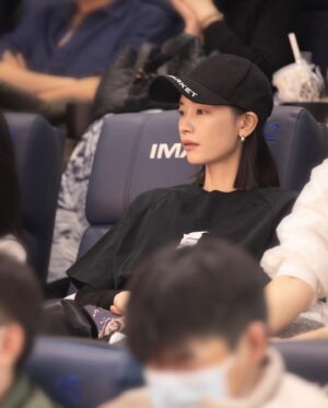 Liu Yase Instagram - 爆裂點讓我看到了一個不一樣的陳偉霆還有一直喜歡的演員張家輝。動作戲很過癮，主創們辛苦了。敬佩那些为我们負重前行的缉毒警察們，也讓人更加珍惜正義和光明。支持爆裂點，祝票房大賣。

@williamchanwaiting  @emperormotionpictures  @burstingpointmovie 
  #陳偉霆 #張家輝
#爆裂點