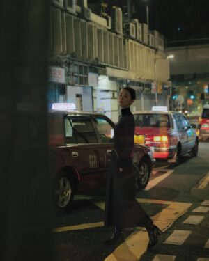 Liu Yase Instagram - 屬於香港的夜晚，聆聽城市的呼吸，感受這份繁華下的寧靜。每一盞燈下，每個人都可以是故事的主角。
