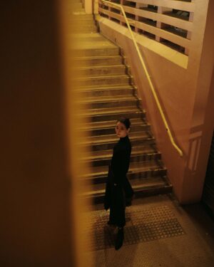 Liu Yase Instagram - 屬於香港的夜晚，聆聽城市的呼吸，感受這份繁華下的寧靜。每一盞燈下，每個人都可以是故事的主角。
