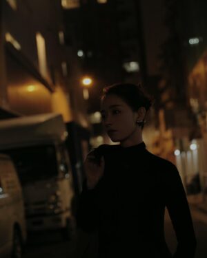 Liu Yase Instagram - 屬於香港的夜晚，聆聽城市的呼吸，感受這份繁華下的寧靜。每一盞燈下，每個人都可以是故事的主角。