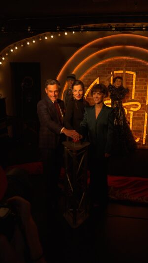 Liv Lisa Fries Instagram - 🎁 Wir verlosen 4 x 2 Tickets für das Wachsfigurenmuseum @tussaudsberlin anlässlich des neuen Bereichs zur Serie „Babylon Berlin“ 🎁

Um am Gewinnspiel teilzunehmen, müsst Ihr:
👤 @tussaudsberlin und @berlin folgen
👍 diesen Beitrag liken
💬 kommentieren, mit wem du das Madame Tussauds besuchen willst, (Um Eure Gewinnchancen zu erhöhen, könnt Ihr auch mehrfach kommentieren!)

Teilt den Beitrag in eurer Story für eine extra Portion Glück! 🍀

Wow, haltet euch fest! 🎉 Die Enthüllung in der brandneuen Babylon Berlin Bar im Madame Tussauds Berlin war ein absoluter Knaller! 🌟 Drei atemberaubende Wachsfiguren von den Superstars @livlisa.fries , @meret.becker und @volker.bruch haben die Szene zum Leben erweckt! 🎭👏

Aber das ist noch nicht alles! 🚀 Taucht ein in eine Welt voller interaktiver Abenteuer! 🤩 Egal, ob ihr euch ein erfrischendes Babylon-Kaltgetränk gönnen 🍹 oder eure Tanzkünste beim Rhythmus-reichen Tanzmarathon unter Beweis stellen wollt 💃🕺– hier ist für jeden etwas dabei!

Verpasst nicht diese unvergessliche Erfahrung! 🎊 Es ist mehr als nur ein Besuch, es ist ein Erlebnis! 🌈 Also, worauf wartet ihr noch? Auf geht’s zu @tussaudsberlin ! 🏃‍♀️🏃‍♂️

📍Unter den Linden 74, 10117 Berlin
🎟️ erhaltet ihr unter folgendem Link:
www.madametussauds.com/berlin/
 
Das Gewinnspiel endet am 11.10.23 um 18 Uhr. Die Gewinner werden per Direktnachricht informiert.
 
Instagram ist weder für die Durchführung, Teilnahme, Auslosung oder Einhaltung der Teilnahmebedingungen und Datenschutzbestimmungen verantwortlich. Der Rechtsweg ist ausgeschlossen.