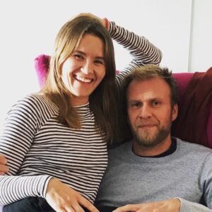 Live Nelvik Instagram - Jeg krever alltid å få sitte på fanget til han i dagsrevyen når det skal forklares vanskelig politikk-ting. @atlebjurstrom #nrkvalg