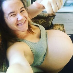 Live Nelvik Instagram - Venner! Babyen er ute og neste uke er vi gang. I den forbindelse har vi lagt ut en liten surprise-podkast, hvor jeg blant annet forteller om min høygravide sommer. Den bestod stort sett i å sitte innendørs i min nyinnkjøpte stol fra et dødsbo med 25 kg vann i kroppen. Jeg har med andre ord hatt det skikkelig gøy.
Vi hørez!