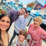 Liz Gallardo Instagram - Así nos despedimos de este hermoso proyecto con el que incie este 2024 y con el cual me siento profundamente agradecida con la vida y con todos quienes fueron parte fundamental del mismo como el gran equipo técnico con el que tuve la fortuna de trabajar. Gracias jefazo @juanosorio.oficial por esta invitación a interpretar a #Filipa , un personaje lleno de matices que alimentó mi creatividad y me regaló mucha inspiración y diversión. Gracias por confiar en mí para darle vida y cara. Gracias a mis súper directores @bonniecartas y @ericmorales por dejarme explorar los rincones más recónditos de la mente y el corazón para poder vivirlo en carne propia. Gracias al padrísimo equipo técnico que con su entrega y buena actitud hacen que el trabajo sea aún más placentero. Gracias a mis colegas actores , es especial a todos con los que me toco compartir escena y jugar juntos, porque a pesar de ser tantos , se hizo una familia muy padre. @cocomaxima te amaré por siempre. Eres la mejor socia del mundo mundial! 🥰🥰🥰 (y ese hombre es nuestro! #sandwich 🤣🤣🤣🤣🤣 En especial gracias a mi familia soñada , @nicolaporcella12 @andres_vazquezq @hectorusha_s Por dejarme explorar con ustedes los sentimientos más profundos que una madre y actriz puede sentir. Los quiero muchísimo (casi como si fueran míos jejjejejejeej) y los llevaré siempre en mi recuerdo y mi corazón. #mishombreshermosos Gracias @limonlimonete por aguantarnos y apoyarnos tanto. Imposible mencionarlos a todos pero gracias infinitas a el gran equipo de vestuario, maquillaje y peinado que siempre me dejaron bien chula y me cuidaron mucho. Y mis amigos de audio que adore, iluminación , cámaras, piso y todos! Los quiero mucho! Espero se repita alguna vez y podernos abrazar de nuevo. @elamornotienerecetaof #elamornotienereceta Filipa #filiposavenenosa @televisa #mexico #smile #picoftheday