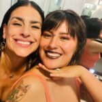 Liz Gallardo Instagram - Así nos despedimos de este hermoso proyecto con el que incie este 2024 y con el cual me siento profundamente agradecida con la vida y con todos quienes fueron parte fundamental del mismo como el gran equipo técnico con el que tuve la fortuna de trabajar. Gracias jefazo @juanosorio.oficial por esta invitación a interpretar a #Filipa , un personaje lleno de matices que alimentó mi creatividad y me regaló mucha inspiración y diversión. Gracias por confiar en mí para darle vida y cara. Gracias a mis súper directores @bonniecartas y @ericmorales por dejarme explorar los rincones más recónditos de la mente y el corazón para poder vivirlo en carne propia. Gracias al padrísimo equipo técnico que con su entrega y buena actitud hacen que el trabajo sea aún más placentero. Gracias a mis colegas actores , es especial a todos con los que me toco compartir escena y jugar juntos, porque a pesar de ser tantos , se hizo una familia muy padre. @cocomaxima te amaré por siempre. Eres la mejor socia del mundo mundial! 🥰🥰🥰 (y ese hombre es nuestro! #sandwich 🤣🤣🤣🤣🤣 En especial gracias a mi familia soñada , @nicolaporcella12 @andres_vazquezq @hectorusha_s Por dejarme explorar con ustedes los sentimientos más profundos que una madre y actriz puede sentir. Los quiero muchísimo (casi como si fueran míos jejjejejejeej) y los llevaré siempre en mi recuerdo y mi corazón. #mishombreshermosos Gracias @limonlimonete por aguantarnos y apoyarnos tanto. Imposible mencionarlos a todos pero gracias infinitas a el gran equipo de vestuario, maquillaje y peinado que siempre me dejaron bien chula y me cuidaron mucho. Y mis amigos de audio que adore, iluminación , cámaras, piso y todos! Los quiero mucho! Espero se repita alguna vez y podernos abrazar de nuevo. @elamornotienerecetaof #elamornotienereceta Filipa #filiposavenenosa @televisa #mexico #smile #picoftheday