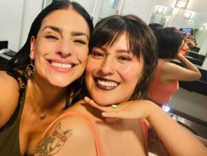 Liz Gallardo Instagram - Así nos despedimos de este hermoso proyecto con el que incie este 2024 y con el cual me siento profundamente agradecida con la vida y con todos quienes fueron parte fundamental del mismo como el gran equipo técnico con el que tuve la fortuna de trabajar. 

Gracias jefazo @juanosorio.oficial por esta invitación a interpretar a #Filipa , un personaje lleno de matices que alimentó mi creatividad y me regaló mucha inspiración y diversión. Gracias por confiar en mí para darle vida y cara. 

Gracias a mis súper directores @bonniecartas y @ericmorales por dejarme explorar los rincones más recónditos de la mente y el corazón para poder vivirlo en carne propia. 

Gracias al padrísimo equipo técnico que con su entrega y buena actitud hacen que el trabajo sea aún más placentero. 

Gracias a mis colegas actores , es especial a todos con los que me toco compartir escena y jugar juntos, porque a pesar de ser tantos , se hizo una familia muy padre. 
@cocomaxima te amaré por siempre. Eres la mejor socia del mundo mundial! 🥰🥰🥰 (y ese hombre es nuestro! #sandwich 🤣🤣🤣🤣🤣

En especial gracias a mi familia soñada , @nicolaporcella12 
@andres_vazquezq 
@hectorusha_s 
Por dejarme explorar con ustedes los sentimientos más profundos que una madre y actriz puede sentir. 
Los quiero muchísimo (casi como si fueran míos jejjejejejeej) y los llevaré siempre en mi recuerdo y mi corazón. #mishombreshermosos 

Gracias @limonlimonete por aguantarnos y apoyarnos tanto. 
Imposible mencionarlos a todos pero  gracias infinitas a el gran equipo de vestuario, maquillaje y peinado que siempre me dejaron bien chula y me cuidaron mucho. 
Y mis amigos de audio que adore, iluminación , cámaras, piso y todos! Los quiero mucho!

Espero se repita alguna vez y podernos abrazar de nuevo. 

@elamornotienerecetaof #elamornotienereceta
Filipa #filiposavenenosa 
@televisa #mexico #smile #picoftheday