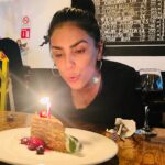 Liz Gallardo Instagram - Como fiesta patronal, este año no paré de celebrar. Y porque no ? Me pregunté yo? Porque no celebrar la vida que tanto trabajo cuesta vivir pero que tanto placer nos deja sentir. Porque no celebrar que se nos regalo un año más de vida y no olvidar que nos queda uno menos por lo cual debemos celebrar siempre. El simple hecho de respirar y estar aquí…………….. Y ahora. Por tanto agradezco a mi único Dios, el UNIVERSO , el COSMOS, ………. la vida que me dio y que me sigue regalando. Cada día y cada minuto respirando es un milagro. Y no debemos olvidarlo. Gracias a las personas que me felicitaron y me mandaron buena vibra y lindas palabras. El intercambio de energía lo es todo para mi. Y más gracias a quienes me estiman y celebraron conmigo esos días …….. cada uno de ustedes representan algo especial en mi vida y por eso los pensé y los solicité y les agradezco mucho su cariño siempre. 🥹🙏🏼✨🥰 Gracias al maravilloso @barbacabaret el mejor y más divertido lugar de México!!!! En especial al querido Alejandro gerente del lugar y a todo su equipo de seguridad empezando por Jesús por sus finas atenciones. Gracias @alexandramey_ por regalarme esa canción con tu preciosa voz y tu gran carisma! 🥹🙏🏼✨🥰👏🏼👏🏼👏🏼👏🏼👏🏼 Gracias a mi familia, a todas mis amigas , a mi asistente , a mis colegas y a la gente que te contiene y te apapacha. Son mi familia elegida y me siento honrada de su cariño. Y de que me aguanten gracias! 🤣🤣🤣🤣🤣🤣🤣 Mi carnal incluido el pobrecito…….. 😂😂😂😂😂 @frangallardo28 No puedo mencionar a todos pero ese fieston y cada uno de ustedes, estarán siempre en mi corazón. 🙏🏼✨🥰💚🎉🎈🎂 Ahora la pregunta obligada: Quieren que se vuelva emblemático y lo haga ahí cada año? VOTEN en los comentarios y LLAME YA !!!!!! 🤣🤣🤣🤣🤣👏🏼👏🏼👏🏼👏🏼👏🏼