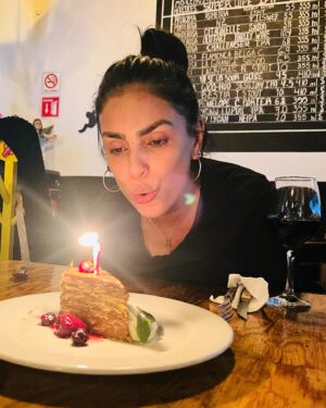 Liz Gallardo Instagram - Como fiesta patronal, este año no paré de celebrar. 
 Y porque no ? Me pregunté yo? 
Porque no celebrar la vida que tanto trabajo cuesta vivir pero que tanto placer nos deja sentir. 
Porque no celebrar que se nos regalo un año más de vida y no olvidar que nos queda uno menos por lo cual debemos celebrar siempre. 
El simple hecho de respirar y estar aquí……………..
Y ahora. 

Por tanto agradezco a mi único Dios, el UNIVERSO , el COSMOS, ……….
la vida que me dio y que me sigue regalando. 
Cada día y cada minuto respirando es un milagro. 
 Y no debemos olvidarlo. 

Gracias a las personas que me felicitaron y me mandaron buena vibra y lindas palabras. 
 El intercambio de energía lo es todo para mi. 
Y más gracias a quienes me estiman y celebraron conmigo esos días …….. 
cada uno de ustedes representan algo especial en mi vida y por eso los pensé y los solicité y les agradezco mucho su cariño siempre. 🥹🙏🏼✨🥰

Gracias al maravilloso @barbacabaret el mejor y más divertido lugar de México!!!! 
En especial al querido Alejandro gerente del lugar y a todo su equipo de seguridad empezando por Jesús por sus finas atenciones. 
Gracias @alexandramey_ por regalarme esa canción con tu preciosa voz y tu gran carisma! 🥹🙏🏼✨🥰👏🏼👏🏼👏🏼👏🏼👏🏼
Gracias a mi familia, a todas mis amigas , a mi asistente , a mis colegas y a la gente que te contiene y te apapacha. 
 Son mi familia elegida y me siento honrada de su cariño. Y de que me aguanten gracias! 🤣🤣🤣🤣🤣🤣🤣
Mi carnal incluido el pobrecito…….. 😂😂😂😂😂
@frangallardo28 

No puedo mencionar a todos pero ese fieston y cada uno de ustedes, estarán siempre en mi corazón. 🙏🏼✨🥰💚🎉🎈🎂

Ahora la pregunta obligada: 
Quieren que se vuelva emblemático y lo haga ahí cada año? VOTEN en los comentarios y LLAME YA !!!!!!
🤣🤣🤣🤣🤣👏🏼👏🏼👏🏼👏🏼👏🏼