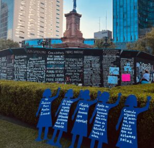 Liz Gallardo Instagram - ESTE #8M MARCHAMOS POR NUESTRA DERECHO A SER LIBRES Y SOBERANAS. 

MARCHAMOS PORQUE NOS RESPETEN. 
MARCHAMOS PORQUE NUESTROS SUEÑOS NO SEAN MANCHADOS DE SANGRE. 
MARCHAMOS POR NUESTRO DERECHO DE VOLVER A CASA TRANQUILAS Y SIN MIEDO. 
MARCHAMOS PORQUE NO VUELVAN A TOCAR A NUESTRAS NIÑAS NI MUJERES  CON SU ABUSO, VIOLENCIA E INDIFERENCIA. 
MARCHAMOS POR NUESTRO DERECHO A DECIDIR SOBRE NUESTROS CUERPOS Y NUESTRA VIDA. 

MARCHAMOS POR NUESTRO PODER, NUESTRO LUGAR EN LA SOCIEDAD Y EN EL MUNDO DE LOS HOMBRES. 
NO QUEREMOS COMPETIR.  NO QUEREMOS AGREDIR. SOLO QUEREMOS JUSTICIA, IGUALDAD Y RESPETO. 
Y LO CONSEGUIREMOS A TODA COSTA. 💪👊🏽👍🙌🏽

#8m #díainternacionaldelamujer #mexicomagico #gobiernofeminicida #loquemaremostodo