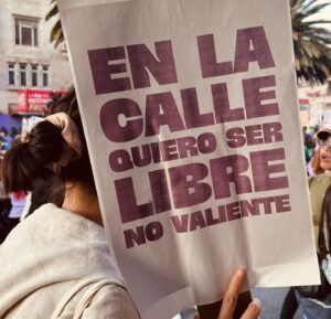 Liz Gallardo Instagram - ESTE #8M MARCHAMOS POR NUESTRA DERECHO A SER LIBRES Y SOBERANAS. 

MARCHAMOS PORQUE NOS RESPETEN. 
MARCHAMOS PORQUE NUESTROS SUEÑOS NO SEAN MANCHADOS DE SANGRE. 
MARCHAMOS POR NUESTRO DERECHO DE VOLVER A CASA TRANQUILAS Y SIN MIEDO. 
MARCHAMOS PORQUE NO VUELVAN A TOCAR A NUESTRAS NIÑAS NI MUJERES  CON SU ABUSO, VIOLENCIA E INDIFERENCIA. 
MARCHAMOS POR NUESTRO DERECHO A DECIDIR SOBRE NUESTROS CUERPOS Y NUESTRA VIDA. 

MARCHAMOS POR NUESTRO PODER, NUESTRO LUGAR EN LA SOCIEDAD Y EN EL MUNDO DE LOS HOMBRES. 
NO QUEREMOS COMPETIR.  NO QUEREMOS AGREDIR. SOLO QUEREMOS JUSTICIA, IGUALDAD Y RESPETO. 
Y LO CONSEGUIREMOS A TODA COSTA. 💪👊🏽👍🙌🏽

#8m #díainternacionaldelamujer #mexicomagico #gobiernofeminicida #loquemaremostodo