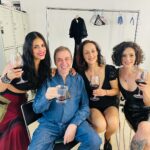 Liz Gallardo Instagram - Los más lindo que me pasó esta semana fue reencontrarme con mis #hermanasaparicio y volver a estar juntas en escena. Regresar “porque usted lo pidio” y que la gente se tome la molestia de venir al teatro, con la vida tan ajetreada que todos tenemos en estos tiempos …….. es algo sumamente valorable para mi. Que podamos seguir siendo familia después de 15 años y a pesar de todo, es la más grande fortuna que se puede sentir como actriz y profesional. Compartir amistad y pasión, es lo más invaluable para mi. Amigas son familia. La familia elegida. Mi familia universal. #hermanasaparicio #somosaparicio #lasaparicio #lasacaricio #teatro #pocoftheday @elgallogallardo @gadelagarza @ximenagonzalez_rubio @mejorteatro @morrisgilr @marvidals
