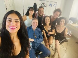 Liz Gallardo Instagram - Los más lindo que me pasó esta semana fue reencontrarme con mis #hermanasaparicio y volver a estar juntas en escena. 
Regresar “porque usted lo pidio” y que la gente se tome la molestia de venir al teatro, con la vida tan ajetreada que todos tenemos en estos tiempos …….. es algo sumamente valorable para mi. 

Que podamos seguir siendo familia después de 15 años y a pesar de todo, es la más grande fortuna que se puede sentir como actriz y profesional. 

Compartir amistad y pasión, es lo más invaluable para mi. 
Amigas son familia. 
La familia elegida. Mi familia universal. 

#hermanasaparicio #somosaparicio #lasaparicio #lasacaricio #teatro #pocoftheday 

@elgallogallardo @gadelagarza @ximenagonzalez_rubio @mejorteatro @morrisgilr @marvidals
