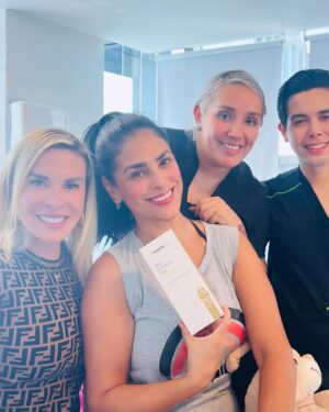 Liz Gallardo Instagram - #viernes de ponernos guapas en @faces_armonizacion 
(Porque hasta a mi hija @amy_egallardo le tocó) 

Así arrancaré próximamente mi semana de cumpleaños y segunda semana de trabajo en @elamornotienereceta con todo para triunfartz!!!!! 📺🎥📸

Toco inyectarme enzimas  y depilación con láser , porque soy fan de sentirme lisita lisita la piel……… 🤤😍💆🏻‍♀️

Nada cómo consentirse, cuidarse , y darse mucho , pero mucho amor propio. 🩵✨
No lo creen chicas ? 💃🏻

Por cierto que los descuentos y promociones del #buenfin siguen disponibles así que corran y aprovechen para que lleguen guapisimxs a las fiestas navideñas! 🎆

#amorpropio #cuidadetimismo #faces #spa