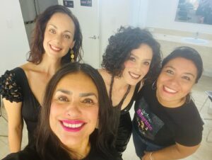 Liz Gallardo Instagram - Los más lindo que me pasó esta semana fue reencontrarme con mis #hermanasaparicio y volver a estar juntas en escena. 
Regresar “porque usted lo pidio” y que la gente se tome la molestia de venir al teatro, con la vida tan ajetreada que todos tenemos en estos tiempos …….. es algo sumamente valorable para mi. 

Que podamos seguir siendo familia después de 15 años y a pesar de todo, es la más grande fortuna que se puede sentir como actriz y profesional. 

Compartir amistad y pasión, es lo más invaluable para mi. 
Amigas son familia. 
La familia elegida. Mi familia universal. 

#hermanasaparicio #somosaparicio #lasaparicio #lasacaricio #teatro #pocoftheday 

@elgallogallardo @gadelagarza @ximenagonzalez_rubio @mejorteatro @morrisgilr @marvidals