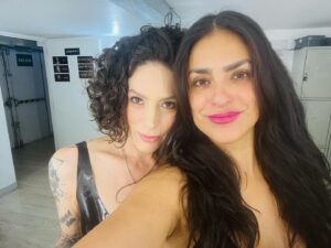 Liz Gallardo Instagram - Los más lindo que me pasó esta semana fue reencontrarme con mis #hermanasaparicio y volver a estar juntas en escena. 
Regresar “porque usted lo pidio” y que la gente se tome la molestia de venir al teatro, con la vida tan ajetreada que todos tenemos en estos tiempos …….. es algo sumamente valorable para mi. 

Que podamos seguir siendo familia después de 15 años y a pesar de todo, es la más grande fortuna que se puede sentir como actriz y profesional. 

Compartir amistad y pasión, es lo más invaluable para mi. 
Amigas son familia. 
La familia elegida. Mi familia universal. 

#hermanasaparicio #somosaparicio #lasaparicio #lasacaricio #teatro #pocoftheday 

@elgallogallardo @gadelagarza @ximenagonzalez_rubio @mejorteatro @morrisgilr @marvidals