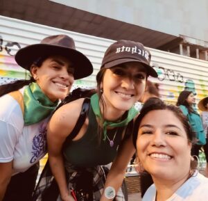 Liz Gallardo Instagram - ESTE #8M MARCHAMOS POR NUESTRA DERECHO A SER LIBRES Y SOBERANAS. 

MARCHAMOS PORQUE NOS RESPETEN. 
MARCHAMOS PORQUE NUESTROS SUEÑOS NO SEAN MANCHADOS DE SANGRE. 
MARCHAMOS POR NUESTRO DERECHO DE VOLVER A CASA TRANQUILAS Y SIN MIEDO. 
MARCHAMOS PORQUE NO VUELVAN A TOCAR A NUESTRAS NIÑAS NI MUJERES  CON SU ABUSO, VIOLENCIA E INDIFERENCIA. 
MARCHAMOS POR NUESTRO DERECHO A DECIDIR SOBRE NUESTROS CUERPOS Y NUESTRA VIDA. 

MARCHAMOS POR NUESTRO PODER, NUESTRO LUGAR EN LA SOCIEDAD Y EN EL MUNDO DE LOS HOMBRES. 
NO QUEREMOS COMPETIR.  NO QUEREMOS AGREDIR. SOLO QUEREMOS JUSTICIA, IGUALDAD Y RESPETO. 
Y LO CONSEGUIREMOS A TODA COSTA. 💪👊🏽👍🙌🏽

#8m #díainternacionaldelamujer #mexicomagico #gobiernofeminicida #loquemaremostodo