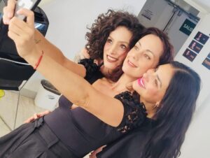 Liz Gallardo Instagram - Los más lindo que me pasó esta semana fue reencontrarme con mis #hermanasaparicio y volver a estar juntas en escena. 
Regresar “porque usted lo pidio” y que la gente se tome la molestia de venir al teatro, con la vida tan ajetreada que todos tenemos en estos tiempos …….. es algo sumamente valorable para mi. 

Que podamos seguir siendo familia después de 15 años y a pesar de todo, es la más grande fortuna que se puede sentir como actriz y profesional. 

Compartir amistad y pasión, es lo más invaluable para mi. 
Amigas son familia. 
La familia elegida. Mi familia universal. 

#hermanasaparicio #somosaparicio #lasaparicio #lasacaricio #teatro #pocoftheday 

@elgallogallardo @gadelagarza @ximenagonzalez_rubio @mejorteatro @morrisgilr @marvidals