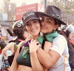 Liz Gallardo Instagram - ESTE #8M MARCHAMOS POR NUESTRA DERECHO A SER LIBRES Y SOBERANAS. 

MARCHAMOS PORQUE NOS RESPETEN. 
MARCHAMOS PORQUE NUESTROS SUEÑOS NO SEAN MANCHADOS DE SANGRE. 
MARCHAMOS POR NUESTRO DERECHO DE VOLVER A CASA TRANQUILAS Y SIN MIEDO. 
MARCHAMOS PORQUE NO VUELVAN A TOCAR A NUESTRAS NIÑAS NI MUJERES  CON SU ABUSO, VIOLENCIA E INDIFERENCIA. 
MARCHAMOS POR NUESTRO DERECHO A DECIDIR SOBRE NUESTROS CUERPOS Y NUESTRA VIDA. 

MARCHAMOS POR NUESTRO PODER, NUESTRO LUGAR EN LA SOCIEDAD Y EN EL MUNDO DE LOS HOMBRES. 
NO QUEREMOS COMPETIR.  NO QUEREMOS AGREDIR. SOLO QUEREMOS JUSTICIA, IGUALDAD Y RESPETO. 
Y LO CONSEGUIREMOS A TODA COSTA. 💪👊🏽👍🙌🏽

#8m #díainternacionaldelamujer #mexicomagico #gobiernofeminicida #loquemaremostodo
