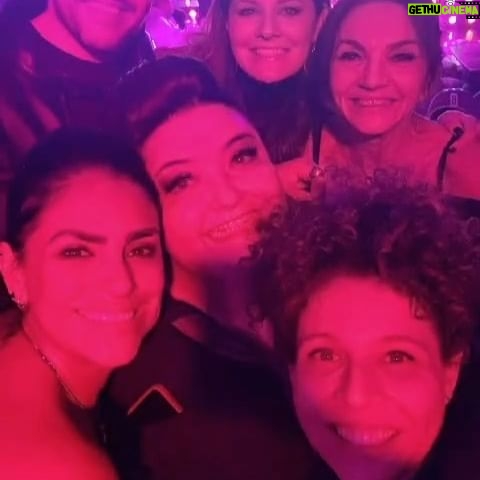 Liz Gallardo Instagram - El pasado fin de semana acudí al estreno de mi hermana la más talentosa y multifacética , la grandiosa @alejandraleytv en su estreno en el súper musical @vedetteshow Un show lleno de mujeres y hombres talentosos que nos recuerdan que los shows de cabaret no tienen que ser vulgares ni de mal gusto sino todo lo contrario! 💃🏻👍🤹🏼🎭🎟️🎷🎻🪗 Canto, baile, música , actuación y un sin fin de risas y agradables momentos nos hicieron vivir estos artistas maravillosos en ese escenario emblemático que es el @salonstelaris1 del hotel @fiestamericana #Reforma Ayyyyy si ese lugar hablara……. Cuantas historias contaría de décadas y décadas de artistas que han pasado por ahí de todos los tiempos ! Gracias hermana mía por hacerme parte y participé de tu magia y por hacerme tu madrina en este día tan especial junto a nuestras otras hermanas @lazcanoale y @gerybazan y recordar nuestras bellas épocas de #Comoenelcine en el año 2001 Si no saben que hacer este fin ni a donde llevar a sus papás o a sus parejas , este sin duda es el mejor plan! Garantizado!!!!! Te amo hermana ! Sin duda eres la mejor del mundo mundial! @alejandraleytv 👍🩵👏🏼👏🏼👏🏼👏🏼😘✨