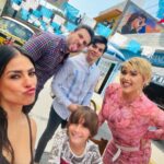 Liz Gallardo Instagram - Así nos despedimos de este hermoso proyecto con el que incie este 2024 y con el cual me siento profundamente agradecida con la vida y con todos quienes fueron parte fundamental del mismo como el gran equipo técnico con el que tuve la fortuna de trabajar. Gracias jefazo @juanosorio.oficial por esta invitación a interpretar a #Filipa , un personaje lleno de matices que alimentó mi creatividad y me regaló mucha inspiración y diversión. Gracias por confiar en mí para darle vida y cara. Gracias a mis súper directores @bonniecartas y @ericmorales por dejarme explorar los rincones más recónditos de la mente y el corazón para poder vivirlo en carne propia. Gracias al padrísimo equipo técnico que con su entrega y buena actitud hacen que el trabajo sea aún más placentero. Gracias a mis colegas actores , es especial a todos con los que me toco compartir escena y jugar juntos, porque a pesar de ser tantos , se hizo una familia muy padre. @cocomaxima te amaré por siempre. Eres la mejor socia del mundo mundial! 🥰🥰🥰 (y ese hombre es nuestro! #sandwich 🤣🤣🤣🤣🤣 En especial gracias a mi familia soñada , @nicolaporcella12 @andres_vazquezq @hectorusha_s Por dejarme explorar con ustedes los sentimientos más profundos que una madre y actriz puede sentir. Los quiero muchísimo (casi como si fueran míos jejjejejejeej) y los llevaré siempre en mi recuerdo y mi corazón. #mishombreshermosos Gracias @limonlimonete por aguantarnos y apoyarnos tanto. Imposible mencionarlos a todos pero gracias infinitas a el gran equipo de vestuario, maquillaje y peinado que siempre me dejaron bien chula y me cuidaron mucho. Y mis amigos de audio que adore, iluminación , cámaras, piso y todos! Los quiero mucho! Espero se repita alguna vez y podernos abrazar de nuevo. @elamornotienerecetaof #elamornotienereceta Filipa #filiposavenenosa @televisa #mexico #smile #picoftheday