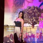 Liz Gallardo Instagram – Como siempre soy una colgada pero soporten porque la tecnología no es lo mío y mis manos siempre están muy ocupadas! 🤣🤣🤣 #sinalbur

Aquí les comparto algunas imágenes del día de nuestra presentación de @elamornotienerecetaof 
El pasado #diadelamor dentro de nuestro hogar laboral #televisasanangel 

Gracias jefazo @juanosorio.oficial por confiar en mi para darle vida a tu #Fillipa
Adoro mi personaje y me divierto mucho al interpretarlo. Así que gracias 🙏🏼 totales ! 

Gracias a mi amigo y publicista querido @_boknegra  por apoyarme tanto ese día. 
También a @adryantor @michmoran y todo el equipo de @zumatalent_ por su apoyo y cariño. 

Pero sobretodo , Gracias a mis cómplices de estilo que reflejan perfecto mi personalidad con sus maravilloso outfits porque son las mejores de mi tierra si señor ! 
#Guadalajarafashionstyle #Guanatosrules #fashion #style #Guadalajaramiamor #Guanatosrifa 

👗Vestuario: @suiteveintiuno 💃🏻 @karlammdelc 

Joyería 💍: @torcabrand (pueden ver su joyería en mi durante todo el proyecto en sus pantallas.) 
#patronicinadoroficial #Fillipastyle 

Zapatos 👠 personales 
Makeup & Hair: @Televisa 💇🏻‍♀️💅💄💋