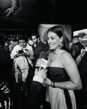 Liz Gallardo Instagram - Como siempre soy una colgada pero soporten porque la tecnología no es lo mío y mis manos siempre están muy ocupadas! 🤣🤣🤣 #sinalbur

Aquí les comparto algunas imágenes del día de nuestra presentación de @elamornotienerecetaof 
El pasado #diadelamor dentro de nuestro hogar laboral #televisasanangel 

Gracias jefazo @juanosorio.oficial por confiar en mi para darle vida a tu #Fillipa
Adoro mi personaje y me divierto mucho al interpretarlo. Así que gracias 🙏🏼 totales ! 

Gracias a mi amigo y publicista querido @_boknegra  por apoyarme tanto ese día. 
También a @adryantor @michmoran y todo el equipo de @zumatalent_ por su apoyo y cariño. 

Pero sobretodo , Gracias a mis cómplices de estilo que reflejan perfecto mi personalidad con sus maravilloso outfits porque son las mejores de mi tierra si señor ! 
#Guadalajarafashionstyle #Guanatosrules #fashion #style #Guadalajaramiamor #Guanatosrifa 

👗Vestuario: @suiteveintiuno 💃🏻 @karlammdelc 

Joyería 💍: @torcabrand (pueden ver su joyería en mi durante todo el proyecto en sus pantallas.) 
#patronicinadoroficial #Fillipastyle 

Zapatos 👠 personales 
Makeup & Hair: @Televisa 💇🏻‍♀️💅💄💋