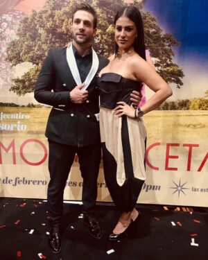 Liz Gallardo Instagram - Como siempre soy una colgada pero soporten porque la tecnología no es lo mío y mis manos siempre están muy ocupadas! 🤣🤣🤣 #sinalbur

Aquí les comparto algunas imágenes del día de nuestra presentación de @elamornotienerecetaof 
El pasado #diadelamor dentro de nuestro hogar laboral #televisasanangel 

Gracias jefazo @juanosorio.oficial por confiar en mi para darle vida a tu #Fillipa
Adoro mi personaje y me divierto mucho al interpretarlo. Así que gracias 🙏🏼 totales ! 

Gracias a mi amigo y publicista querido @_boknegra  por apoyarme tanto ese día. 
También a @adryantor @michmoran y todo el equipo de @zumatalent_ por su apoyo y cariño. 

Pero sobretodo , Gracias a mis cómplices de estilo que reflejan perfecto mi personalidad con sus maravilloso outfits porque son las mejores de mi tierra si señor ! 
#Guadalajarafashionstyle #Guanatosrules #fashion #style #Guadalajaramiamor #Guanatosrifa 

👗Vestuario: @suiteveintiuno 💃🏻 @karlammdelc 

Joyería 💍: @torcabrand (pueden ver su joyería en mi durante todo el proyecto en sus pantallas.) 
#patronicinadoroficial #Fillipastyle 

Zapatos 👠 personales 
Makeup & Hair: @Televisa 💇🏻‍♀️💅💄💋