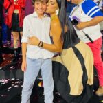 Liz Gallardo Instagram - Como siempre soy una colgada pero soporten porque la tecnología no es lo mío y mis manos siempre están muy ocupadas! 🤣🤣🤣 #sinalbur Aquí les comparto algunas imágenes del día de nuestra presentación de @elamornotienerecetaof El pasado #diadelamor dentro de nuestro hogar laboral #televisasanangel Gracias jefazo @juanosorio.oficial por confiar en mi para darle vida a tu #Fillipa Adoro mi personaje y me divierto mucho al interpretarlo. Así que gracias 🙏🏼 totales ! Gracias a mi amigo y publicista querido @_boknegra por apoyarme tanto ese día. También a @adryantor @michmoran y todo el equipo de @zumatalent_ por su apoyo y cariño. Pero sobretodo , Gracias a mis cómplices de estilo que reflejan perfecto mi personalidad con sus maravilloso outfits porque son las mejores de mi tierra si señor ! #Guadalajarafashionstyle #Guanatosrules #fashion #style #Guadalajaramiamor #Guanatosrifa 👗Vestuario: @suiteveintiuno 💃🏻 @karlammdelc Joyería 💍: @torcabrand (pueden ver su joyería en mi durante todo el proyecto en sus pantallas.) #patronicinadoroficial #Fillipastyle Zapatos 👠 personales Makeup & Hair: @Televisa 💇🏻‍♀️💅💄💋