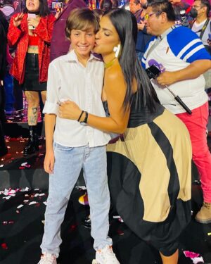 Liz Gallardo Instagram - Como siempre soy una colgada pero soporten porque la tecnología no es lo mío y mis manos siempre están muy ocupadas! 🤣🤣🤣 #sinalbur

Aquí les comparto algunas imágenes del día de nuestra presentación de @elamornotienerecetaof 
El pasado #diadelamor dentro de nuestro hogar laboral #televisasanangel 

Gracias jefazo @juanosorio.oficial por confiar en mi para darle vida a tu #Fillipa
Adoro mi personaje y me divierto mucho al interpretarlo. Así que gracias 🙏🏼 totales ! 

Gracias a mi amigo y publicista querido @_boknegra  por apoyarme tanto ese día. 
También a @adryantor @michmoran y todo el equipo de @zumatalent_ por su apoyo y cariño. 

Pero sobretodo , Gracias a mis cómplices de estilo que reflejan perfecto mi personalidad con sus maravilloso outfits porque son las mejores de mi tierra si señor ! 
#Guadalajarafashionstyle #Guanatosrules #fashion #style #Guadalajaramiamor #Guanatosrifa 

👗Vestuario: @suiteveintiuno 💃🏻 @karlammdelc 

Joyería 💍: @torcabrand (pueden ver su joyería en mi durante todo el proyecto en sus pantallas.) 
#patronicinadoroficial #Fillipastyle 

Zapatos 👠 personales 
Makeup & Hair: @Televisa 💇🏻‍♀️💅💄💋