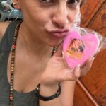 Liz Gallardo Instagram - Así tránsito algunos días de trabajo en la piel de #Filipa y la cabeza en todas partes. ………. Y leí algo por demás acertado que me permite reflectar a la más profunda y escondida Niña interior - mujer exterior que habita en mi. Gracias #mysoulmate por compartirmelo y ponerme ese espejo enfrente de mi. Love u @inchisandrose 🙏🏼✨❤️‍🔥🥰👩🏻‍🤝‍👩🏼 Y gracias al bombón de @marianoo.soria y su familia por este lindo y delicioso detalle! 🙏🏼😍✨ Gracias también an mis cómplices de cada día @zoewater que me acompañan e hidratan siempre en mi trabajo con este, su nuevo y delicioso producto con electrolitos #zoewaterelectro simplemente delicioso!!! 🤨😋😋 Y P.D. Extraño a mis amigos que se fueron ya ….. faltan muchas personas especiales aqui . Como este que canta divino por acá …… Te extraño sin control #esgus #lizluz 😔😔😔💔💔💔 @cerati #porsiempre #nochedenostalgia #nochederecuerdos