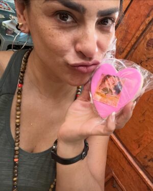 Liz Gallardo Instagram - Así tránsito algunos días de trabajo en la piel de #Filipa y la cabeza en todas partes. ……….

Y leí algo por demás acertado que me permite reflectar a la más profunda y escondida 
Niña interior - mujer exterior que habita en mi. 

Gracias #mysoulmate por compartirmelo y ponerme ese espejo enfrente de mi. 
Love u @inchisandrose 🙏🏼✨❤️‍🔥🥰👩🏻‍🤝‍👩🏼

Y gracias al bombón  de @marianoo.soria y su familia por este lindo y delicioso detalle! 🙏🏼😍✨

Gracias también an mis cómplices de cada día @zoewater que me acompañan e hidratan siempre en mi trabajo  con este, su nuevo y delicioso producto con electrolitos #zoewaterelectro simplemente delicioso!!! 🤨😋😋
 
Y P.D. 
Extraño a mis amigos que se fueron ya ….. 
faltan  muchas personas especiales aqui . 
Como este que canta divino por acá ……
Te extraño sin control #esgus #lizluz 
😔😔😔💔💔💔 @cerati #porsiempre
#nochedenostalgia #nochederecuerdos