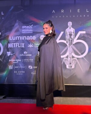 Liz Gallardo Instagram - #tbt de uno de los días más felices en toda mi carrera.  #sep2023 #guadalajara #mycity 

Celebrar los #premiosariel en mi hermosa ciudad, en dos de los recintos más imponentes, importantes , bellos y especiales que nos representan a los tapatíos no tuvo comparación! 
El majestuoso @teatrodegolladogdl lucio en todo su esplendor en esta importante celebración para todo nuestro gremio. 
Así mismo la fiesta estuvo espectacular (como siempre debe ser) en el #InstitutoCulturalCabañas  el más bello espacio posible para una celebración cómo está. 

Nuestro Cine merece todo el glamour y la elegancia que ameritan  unos premios como estos. 
Gracias a @culturajalisco por echar la casa por la ventana para celebrar cómo se debe. 
Gracias a su directora, mi paisana por ser la mejor anfitriona ! 
Gracias @academiacinemx por confiar en mi estado #Jalisco para llevar a cabo este evento. 
EL ARIEL NUNCA MORIRÁ! 
No lo permitiremos ! 
QUE VIVA EL CINE  MEXICANO! 

M hermoso outfit (no es por presumir pero fue uno de los más espectaculares de la noche ) es de la maravillosa diseñadora @karlammdelc  amiga querida y paisana, su bellísima marca @suiteveintiuno 
Mis accesorios fueron de @amorapachegdl y mis  espectaculares aretes de @torcabrand 

 Sobretodo y lo más lindo de la noche , fue encontrarme con gente muy querida que respeto y admiro mucho. Colegas que han sido mi origen de inspiración desde muy joven para dedicarme a esto.  Gracias gracias gracias por compartir colegas ! 

Mi hermana del alma @gadelagarza 
Mi madre chula @lauradeita 
Mi Sobri diabólica @paugaitan 
Mi idola siempre  @ofeliamedina_ 
M director amado de #cincodemayolabatalla @rafalaradirector 
Mi querido viejo amigo @robertososamx 
Uno de mis directores favoritos @alejandrogonzalesinarittu 
La bella y adorada @valeriagiordano7 
Y mi queridísimo paisano , mi #sixtoenvivo @ponchohd 

Y por supuesto mi cómplice de mil aventuras , mi vieja bruja @galatea.gizeht my date 

Los amo mucho a todos ! 🙏🏼🥹🩵🩵🩵🩵🩵🩵🩵

#entrega65ariel #cinemexicano #happines #amigos #picoftheday #smile 📽️🎥🎞️