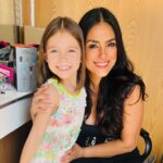 Liz Gallardo Instagram - Así nos despedimos de este hermoso proyecto con el que incie este 2024 y con el cual me siento profundamente agradecida con la vida y con todos quienes fueron parte fundamental del mismo como el gran equipo técnico con el que tuve la fortuna de trabajar. Gracias jefazo @juanosorio.oficial por esta invitación a interpretar a #Filipa , un personaje lleno de matices que alimentó mi creatividad y me regaló mucha inspiración y diversión. Gracias por confiar en mí para darle vida y cara. Gracias a mis súper directores @bonniecartas y @ericmorales por dejarme explorar los rincones más recónditos de la mente y el corazón para poder vivirlo en carne propia. Gracias al padrísimo equipo técnico que con su entrega y buena actitud hacen que el trabajo sea aún más placentero. Gracias a mis colegas actores , es especial a todos con los que me toco compartir escena y jugar juntos, porque a pesar de ser tantos , se hizo una familia muy padre. @cocomaxima te amaré por siempre. Eres la mejor socia del mundo mundial! 🥰🥰🥰 (y ese hombre es nuestro! #sandwich 🤣🤣🤣🤣🤣 En especial gracias a mi familia soñada , @nicolaporcella12 @andres_vazquezq @hectorusha_s Por dejarme explorar con ustedes los sentimientos más profundos que una madre y actriz puede sentir. Los quiero muchísimo (casi como si fueran míos jejjejejejeej) y los llevaré siempre en mi recuerdo y mi corazón. #mishombreshermosos Gracias @limonlimonete por aguantarnos y apoyarnos tanto. Imposible mencionarlos a todos pero gracias infinitas a el gran equipo de vestuario, maquillaje y peinado que siempre me dejaron bien chula y me cuidaron mucho. Y mis amigos de audio que adore, iluminación , cámaras, piso y todos! Los quiero mucho! Espero se repita alguna vez y podernos abrazar de nuevo. @elamornotienerecetaof #elamornotienereceta Filipa #filiposavenenosa @televisa #mexico #smile #picoftheday