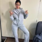 Liz Gallardo Instagram - Así tránsito algunos días de trabajo en la piel de #Filipa y la cabeza en todas partes. ………. Y leí algo por demás acertado que me permite reflectar a la más profunda y escondida Niña interior - mujer exterior que habita en mi. Gracias #mysoulmate por compartirmelo y ponerme ese espejo enfrente de mi. Love u @inchisandrose 🙏🏼✨❤️‍🔥🥰👩🏻‍🤝‍👩🏼 Y gracias al bombón de @marianoo.soria y su familia por este lindo y delicioso detalle! 🙏🏼😍✨ Gracias también an mis cómplices de cada día @zoewater que me acompañan e hidratan siempre en mi trabajo con este, su nuevo y delicioso producto con electrolitos #zoewaterelectro simplemente delicioso!!! 🤨😋😋 Y P.D. Extraño a mis amigos que se fueron ya ….. faltan muchas personas especiales aqui . Como este que canta divino por acá …… Te extraño sin control #esgus #lizluz 😔😔😔💔💔💔 @cerati #porsiempre #nochedenostalgia #nochederecuerdos