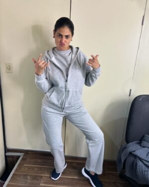 Liz Gallardo Instagram - Así tránsito algunos días de trabajo en la piel de #Filipa y la cabeza en todas partes. ……….

Y leí algo por demás acertado que me permite reflectar a la más profunda y escondida 
Niña interior - mujer exterior que habita en mi. 

Gracias #mysoulmate por compartirmelo y ponerme ese espejo enfrente de mi. 
Love u @inchisandrose 🙏🏼✨❤️‍🔥🥰👩🏻‍🤝‍👩🏼

Y gracias al bombón  de @marianoo.soria y su familia por este lindo y delicioso detalle! 🙏🏼😍✨

Gracias también an mis cómplices de cada día @zoewater que me acompañan e hidratan siempre en mi trabajo  con este, su nuevo y delicioso producto con electrolitos #zoewaterelectro simplemente delicioso!!! 🤨😋😋
 
Y P.D. 
Extraño a mis amigos que se fueron ya ….. 
faltan  muchas personas especiales aqui . 
Como este que canta divino por acá ……
Te extraño sin control #esgus #lizluz 
😔😔😔💔💔💔 @cerati #porsiempre
#nochedenostalgia #nochederecuerdos