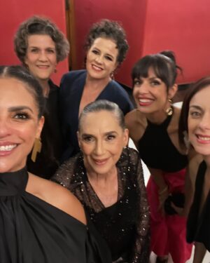 Liz Gallardo Instagram - #tbt de uno de los días más felices en toda mi carrera.  #sep2023 #guadalajara #mycity 

Celebrar los #premiosariel en mi hermosa ciudad, en dos de los recintos más imponentes, importantes , bellos y especiales que nos representan a los tapatíos no tuvo comparación! 
El majestuoso @teatrodegolladogdl lucio en todo su esplendor en esta importante celebración para todo nuestro gremio. 
Así mismo la fiesta estuvo espectacular (como siempre debe ser) en el #InstitutoCulturalCabañas  el más bello espacio posible para una celebración cómo está. 

Nuestro Cine merece todo el glamour y la elegancia que ameritan  unos premios como estos. 
Gracias a @culturajalisco por echar la casa por la ventana para celebrar cómo se debe. 
Gracias a su directora, mi paisana por ser la mejor anfitriona ! 
Gracias @academiacinemx por confiar en mi estado #Jalisco para llevar a cabo este evento. 
EL ARIEL NUNCA MORIRÁ! 
No lo permitiremos ! 
QUE VIVA EL CINE  MEXICANO! 

M hermoso outfit (no es por presumir pero fue uno de los más espectaculares de la noche ) es de la maravillosa diseñadora @karlammdelc  amiga querida y paisana, su bellísima marca @suiteveintiuno 
Mis accesorios fueron de @amorapachegdl y mis  espectaculares aretes de @torcabrand 

 Sobretodo y lo más lindo de la noche , fue encontrarme con gente muy querida que respeto y admiro mucho. Colegas que han sido mi origen de inspiración desde muy joven para dedicarme a esto.  Gracias gracias gracias por compartir colegas ! 

Mi hermana del alma @gadelagarza 
Mi madre chula @lauradeita 
Mi Sobri diabólica @paugaitan 
Mi idola siempre  @ofeliamedina_ 
M director amado de #cincodemayolabatalla @rafalaradirector 
Mi querido viejo amigo @robertososamx 
Uno de mis directores favoritos @alejandrogonzalesinarittu 
La bella y adorada @valeriagiordano7 
Y mi queridísimo paisano , mi #sixtoenvivo @ponchohd 

Y por supuesto mi cómplice de mil aventuras , mi vieja bruja @galatea.gizeht my date 

Los amo mucho a todos ! 🙏🏼🥹🩵🩵🩵🩵🩵🩵🩵

#entrega65ariel #cinemexicano #happines #amigos #picoftheday #smile 📽️🎥🎞️