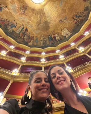 Liz Gallardo Instagram - #tbt de uno de los días más felices en toda mi carrera.  #sep2023 #guadalajara #mycity 

Celebrar los #premiosariel en mi hermosa ciudad, en dos de los recintos más imponentes, importantes , bellos y especiales que nos representan a los tapatíos no tuvo comparación! 
El majestuoso @teatrodegolladogdl lucio en todo su esplendor en esta importante celebración para todo nuestro gremio. 
Así mismo la fiesta estuvo espectacular (como siempre debe ser) en el #InstitutoCulturalCabañas  el más bello espacio posible para una celebración cómo está. 

Nuestro Cine merece todo el glamour y la elegancia que ameritan  unos premios como estos. 
Gracias a @culturajalisco por echar la casa por la ventana para celebrar cómo se debe. 
Gracias a su directora, mi paisana por ser la mejor anfitriona ! 
Gracias @academiacinemx por confiar en mi estado #Jalisco para llevar a cabo este evento. 
EL ARIEL NUNCA MORIRÁ! 
No lo permitiremos ! 
QUE VIVA EL CINE  MEXICANO! 

M hermoso outfit (no es por presumir pero fue uno de los más espectaculares de la noche ) es de la maravillosa diseñadora @karlammdelc  amiga querida y paisana, su bellísima marca @suiteveintiuno 
Mis accesorios fueron de @amorapachegdl y mis  espectaculares aretes de @torcabrand 

 Sobretodo y lo más lindo de la noche , fue encontrarme con gente muy querida que respeto y admiro mucho. Colegas que han sido mi origen de inspiración desde muy joven para dedicarme a esto.  Gracias gracias gracias por compartir colegas ! 

Mi hermana del alma @gadelagarza 
Mi madre chula @lauradeita 
Mi Sobri diabólica @paugaitan 
Mi idola siempre  @ofeliamedina_ 
M director amado de #cincodemayolabatalla @rafalaradirector 
Mi querido viejo amigo @robertososamx 
Uno de mis directores favoritos @alejandrogonzalesinarittu 
La bella y adorada @valeriagiordano7 
Y mi queridísimo paisano , mi #sixtoenvivo @ponchohd 

Y por supuesto mi cómplice de mil aventuras , mi vieja bruja @galatea.gizeht my date 

Los amo mucho a todos ! 🙏🏼🥹🩵🩵🩵🩵🩵🩵🩵

#entrega65ariel #cinemexicano #happines #amigos #picoftheday #smile 📽️🎥🎞️